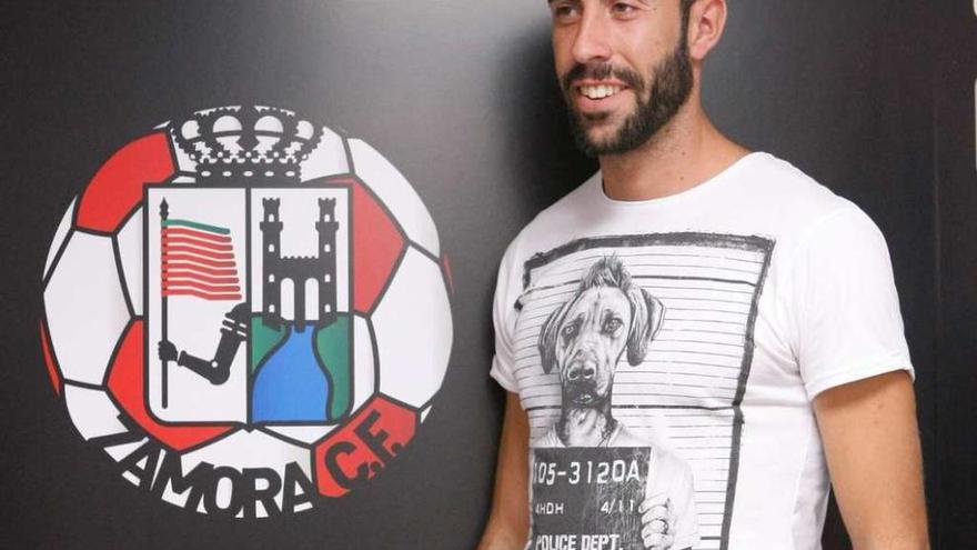 Manu Moreira junto al escudo del Zamora CF.