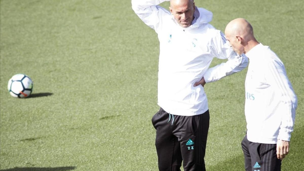 Zidane y su segundo, Bettoni, durante el entrenamiento de este sábado