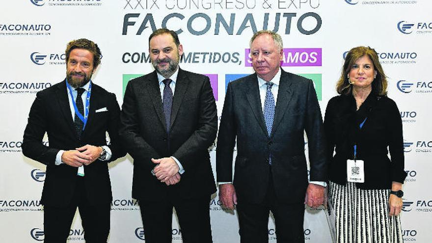 El presidente de Faconauto, Gerardo Pérez (izquierda), seguido por el ministro de Transportes, Movilidad y Agenda Urbana, José Luis Ábalos, ayer.
