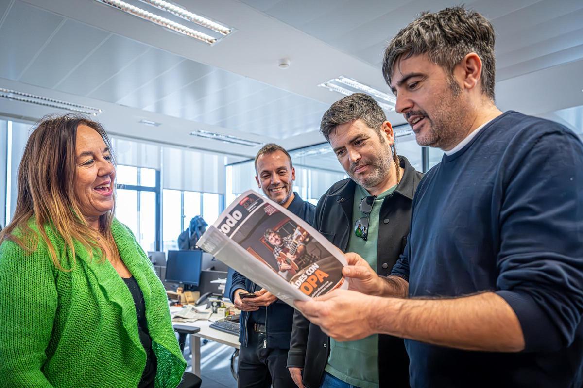 David y Jose Muñoz comentan con los periodistas Inés Álvarez y Francisco Cabezas el reciente numero de 'Teletodo', suplemento de televisión del diario, con Estopa en portada