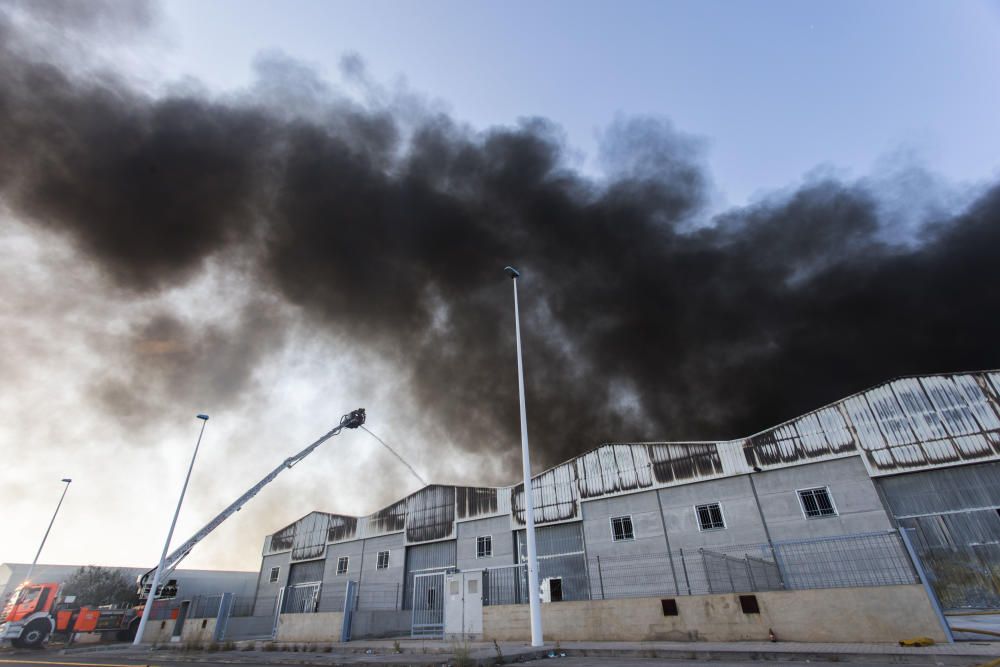 Incendio en el polígono de la Cova de Manises