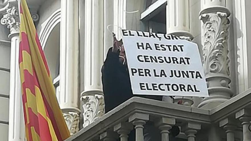 L&#039;alcalde de Capellades diu que els Mossos han tret la pancarta de: &#039;El llaç groc ha estat censurat per la JEC&#039;