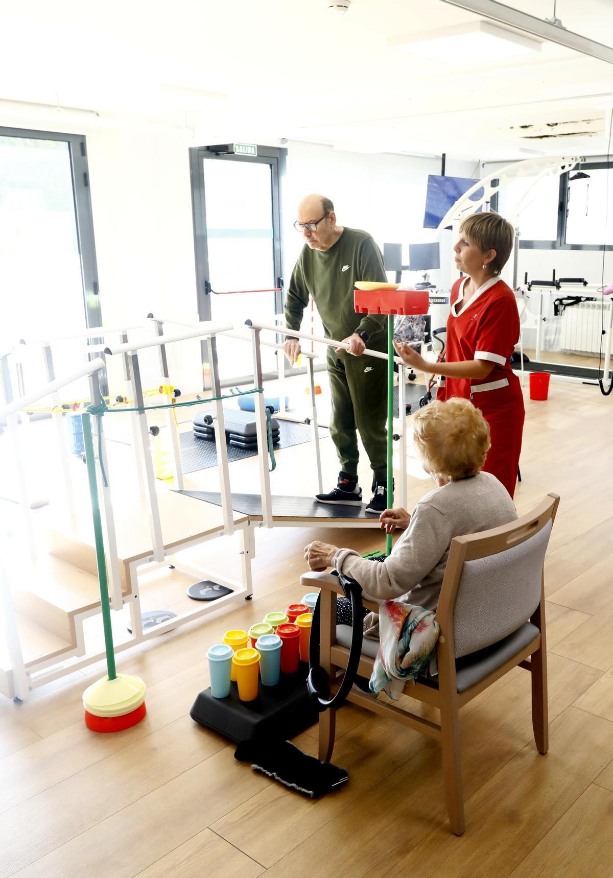 Una persona realiza ejercicios en un centro de rehabilitación.