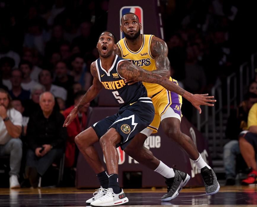 El alero LeBron James vivió su primera noche de superestrella en el Staples Center ante los seguidores de los Lakers de Los Ángeles.