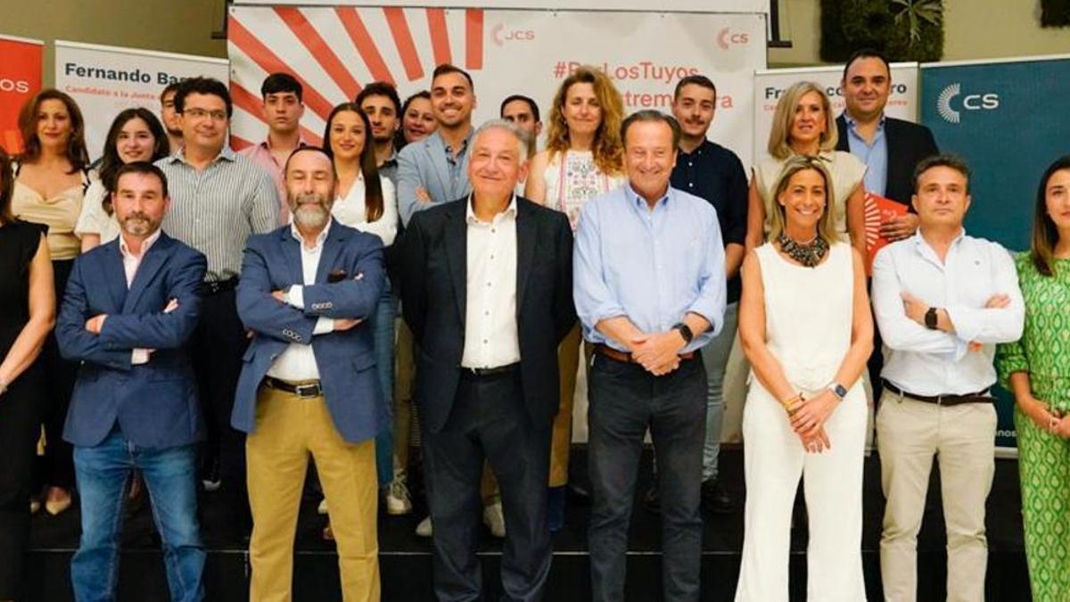 Piñero y Baselga, en el centro, con el resto de los miembros de la candidatura de Ciudadanos.