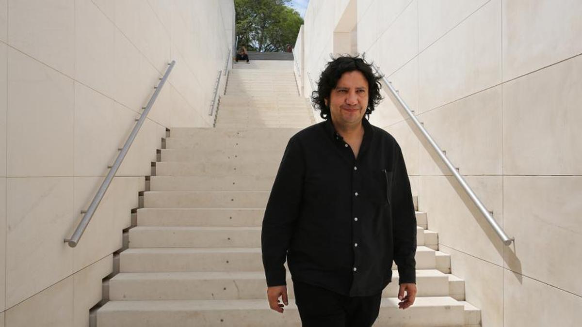 El autor chileno en las escaleras de acceso a Caixaforum, en Barcelona.