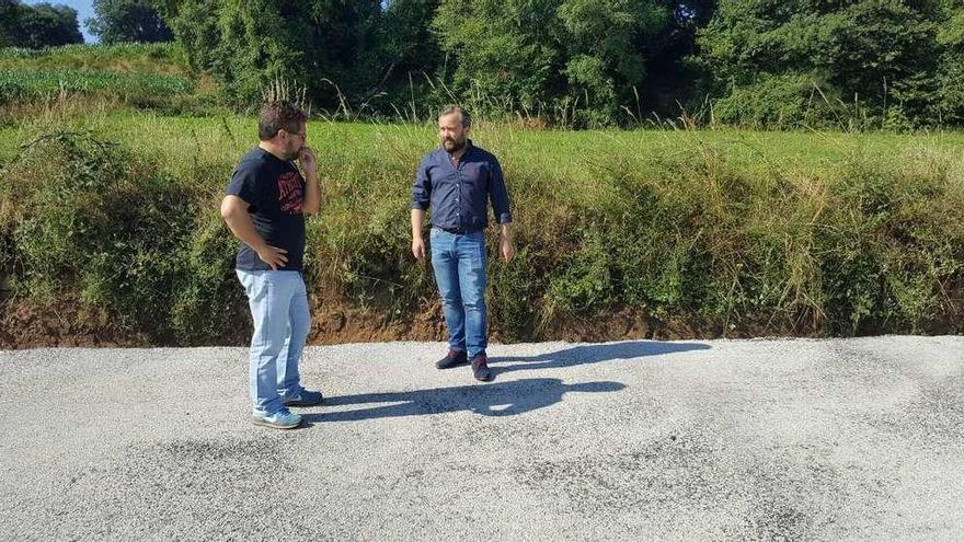 Miguel Medela y Rafael Cuiña, en la pista reformada en Sello. // FdV