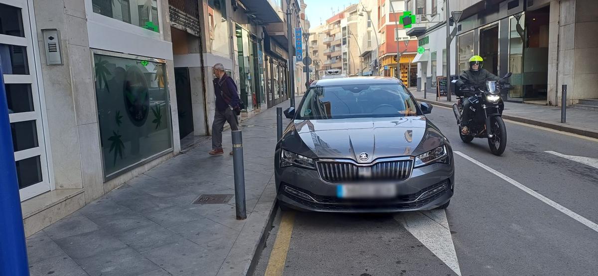 Vehículo adscrito al área de Alcaldía y que ha sido multado por tercera vez, aparcado en la calle Ramón Gallud de Torrevieja.
