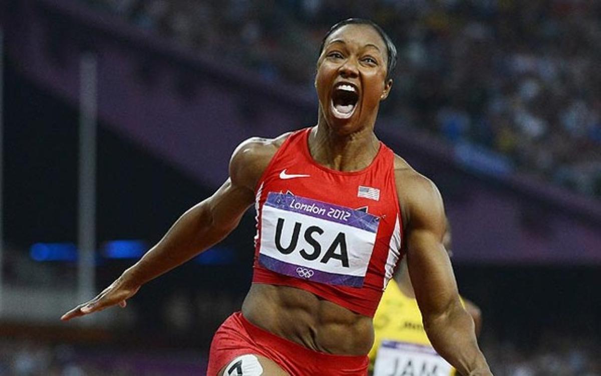 L’atleta nord-americana Carmelita Jeter celebra l’or aconseguit a la final 4x100 metres relleus femenins.