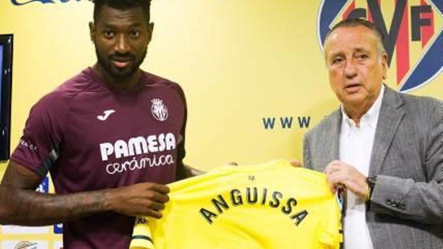 Anguissa posa junto a Roig con la camiseta del Villarreal, ayer durante su presentación.