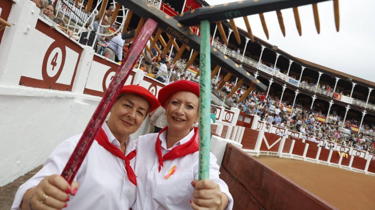 A la izquierda, Marga García y Ana Rodríguez, con sus nuevos trastrillos en El Bibio.