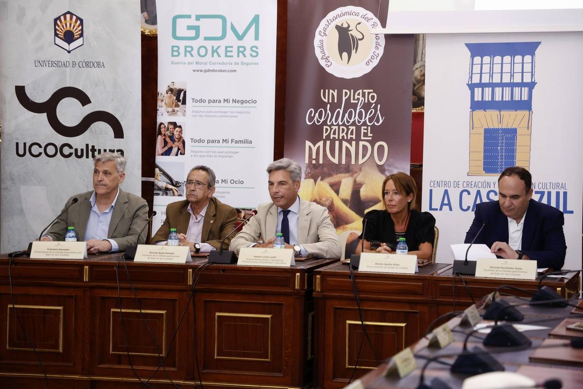 Representantes institucionales en la entrega de premios del 3º Concurso Profesional del Rabo de Toro Cordobés.