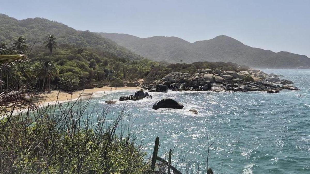 La mayoría del trayecto entre el Cabo San Juan y Santa Marta tiene rocas y acantilados en la parte de la costa.