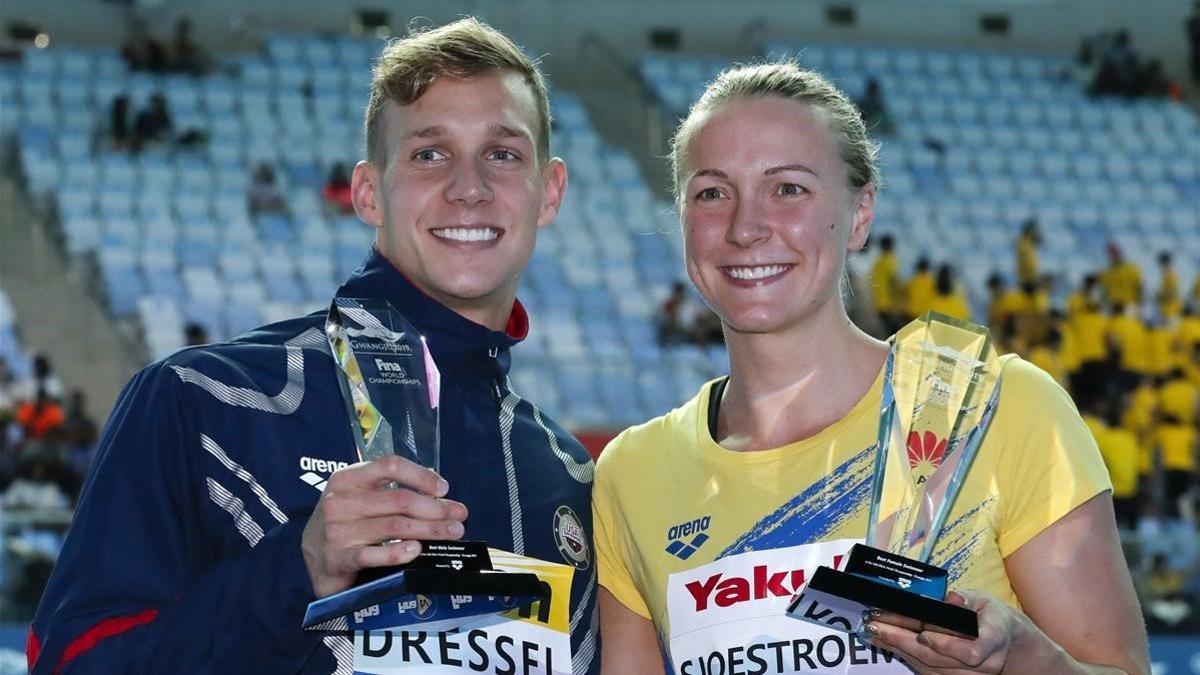 Caeleb Dressel y Sarah Sjöström, con los trofeos de mejores nadadores de los Mundiales.
