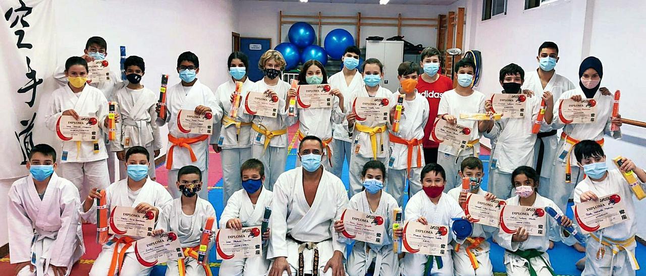 Los alumnos y alumnas del Club de Karate Manises posando con los diplomas junto a su Sensei Francisco Oña.   | C.K.M.