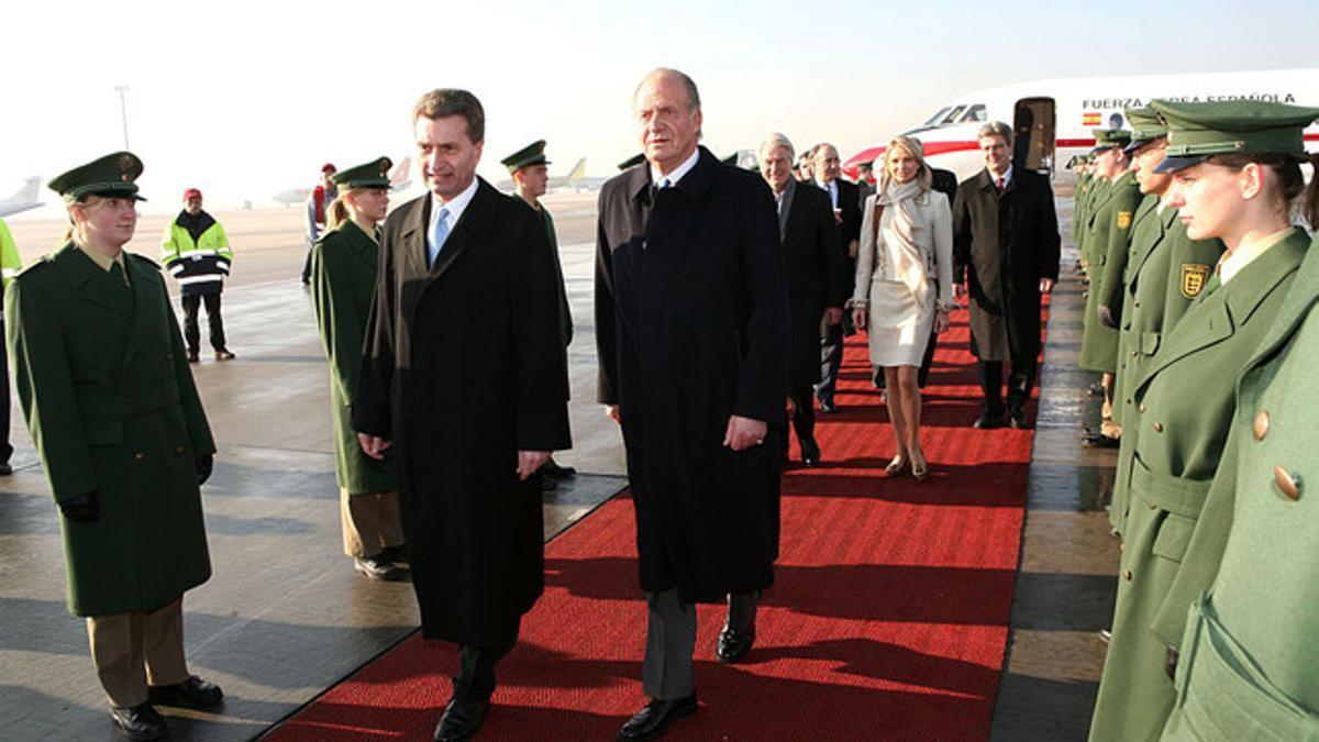 La princesa Corinna, detrás del rey de España (derecha), durante una visita del Monarca a Alemania, en el 2006.
