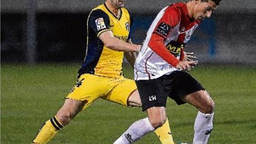 Rubén Alcaraz protegeix la pilota davant la pressió de Gabi, jugador de l&#039;Atlètic de Madrid.