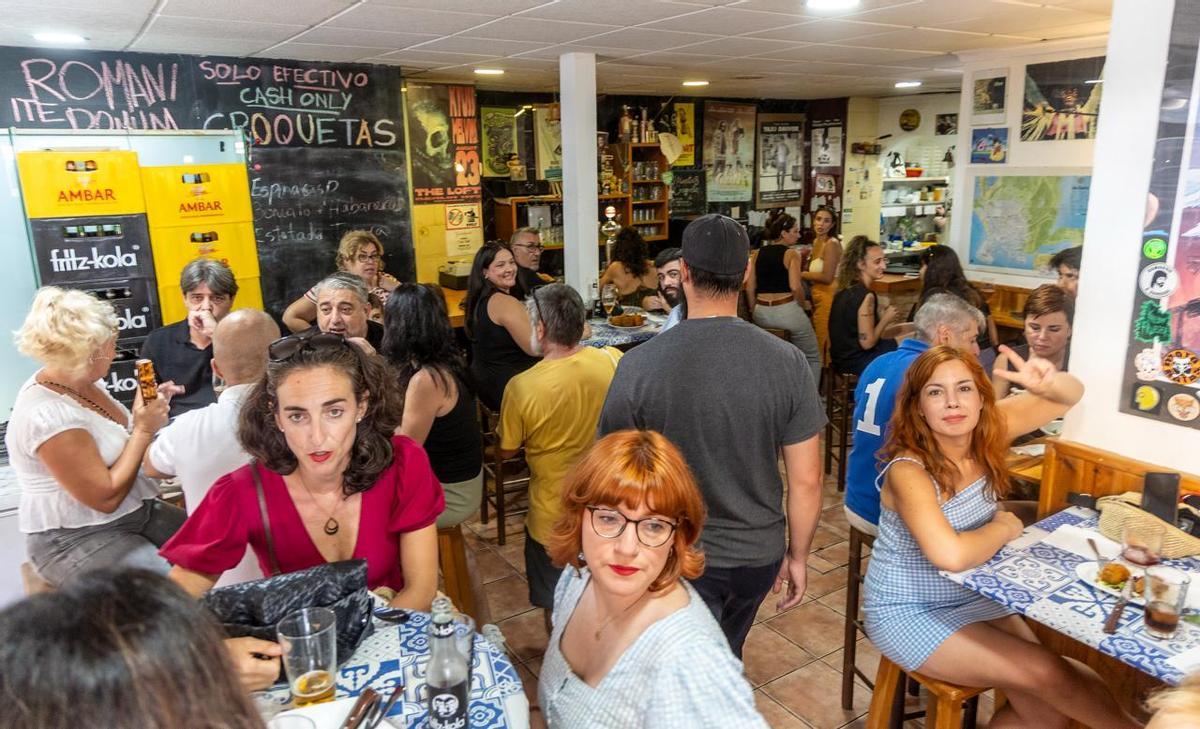 Interior del bar, este sábado.