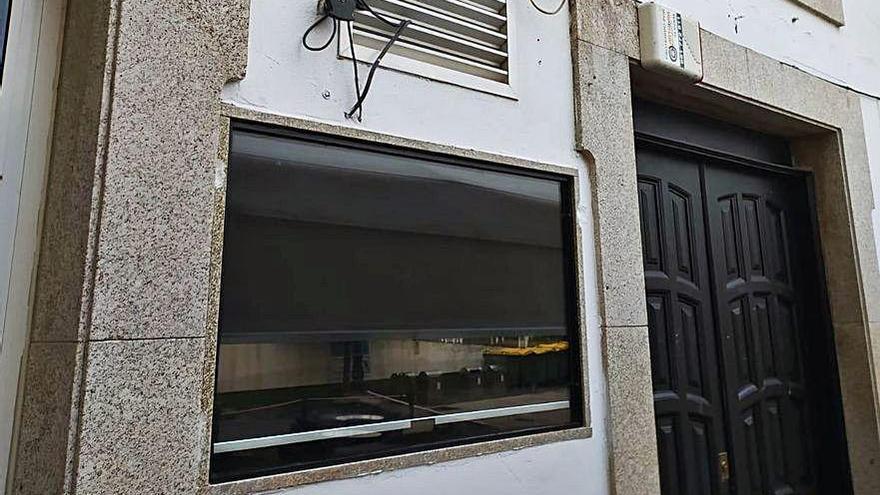 Abertura en la fachada de un edificio protegido de Betanzos.