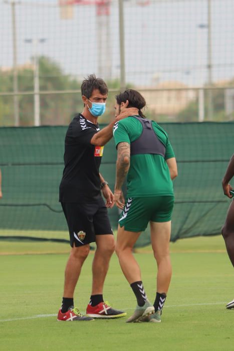 Se trata de su primer entrenamiento en este complejo deportivo para preparar el partido de mañana (22.00) en el Martínez Valero frente al Real Zaragoza.