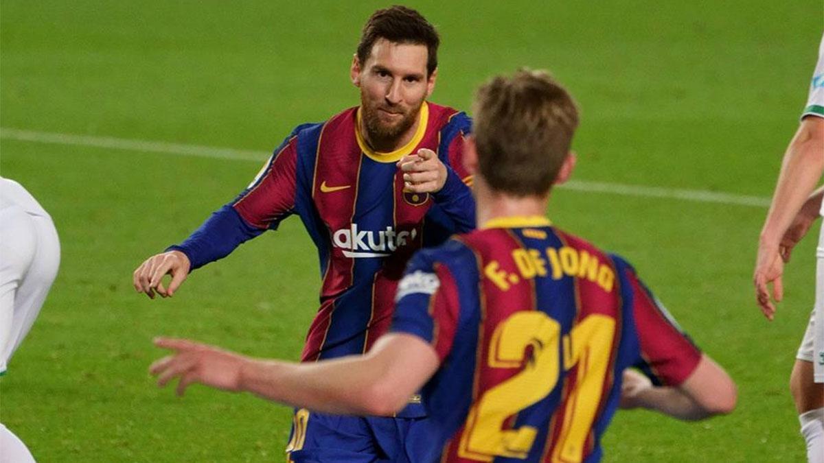 Messi bromea con Jordi Alba e Ilaix durante el entrenamiento