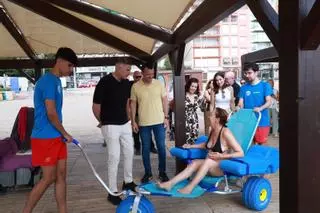 Cullera mejora la accesibilidad de sus playas con nuevas sillas anfibias y grúas