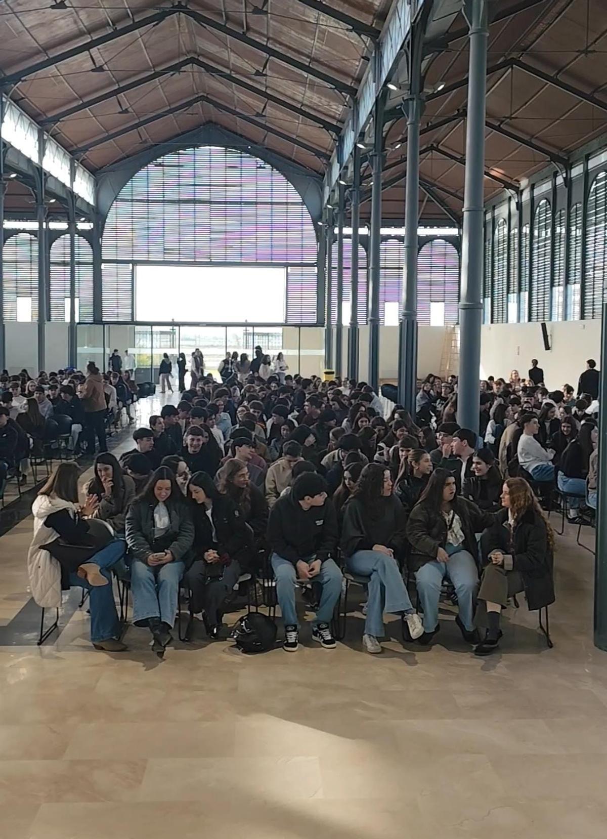Futuros estudiantes congregados en el Edificio Metálico del Campus de Badajoz