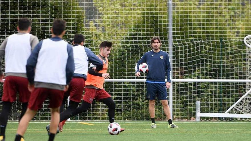 Luismi dirige un entrenamiento del Pontevedra en A Xunqueira. // Gustavo Santos