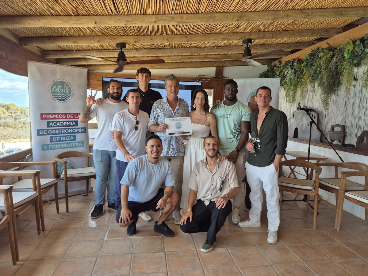 El chef Carles Abellán, con el equipo de Casa Natalia