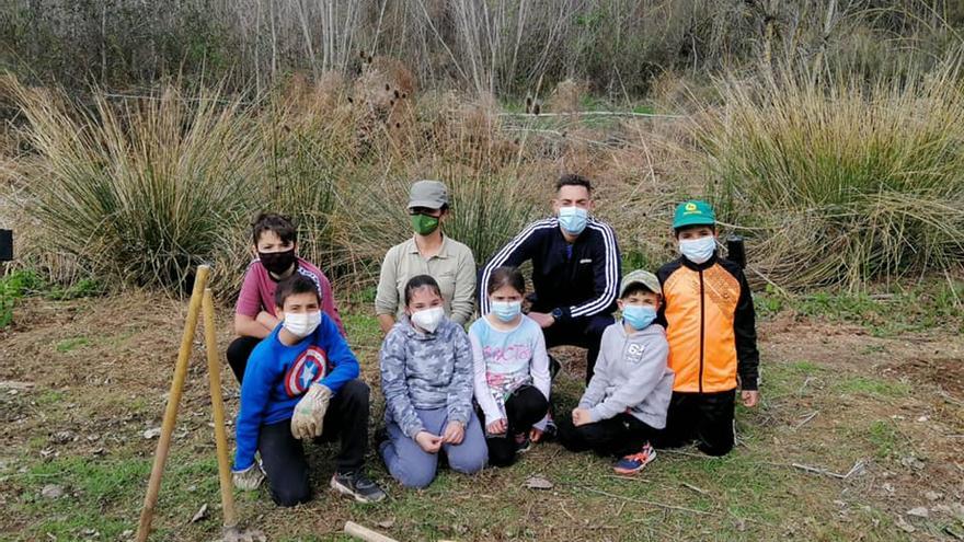 Alumnos y alumnas del colegio de Zarra el pasado curso, en una actividad de plantación de árboles.