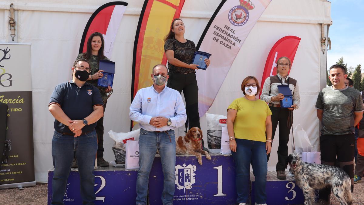 Podio femenino del Campeonato de España de Caza Menor con Perro.