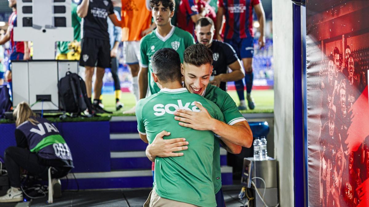 Sergi Armero se abraza con un miembro del cuerpo técnico en su primera convocatoria en Segunda.