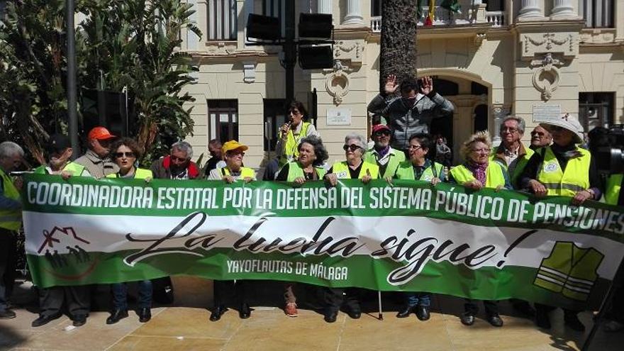 El colectivo Yayos Flauta durante la concentración de esta mañana frente al Ayuntamiento