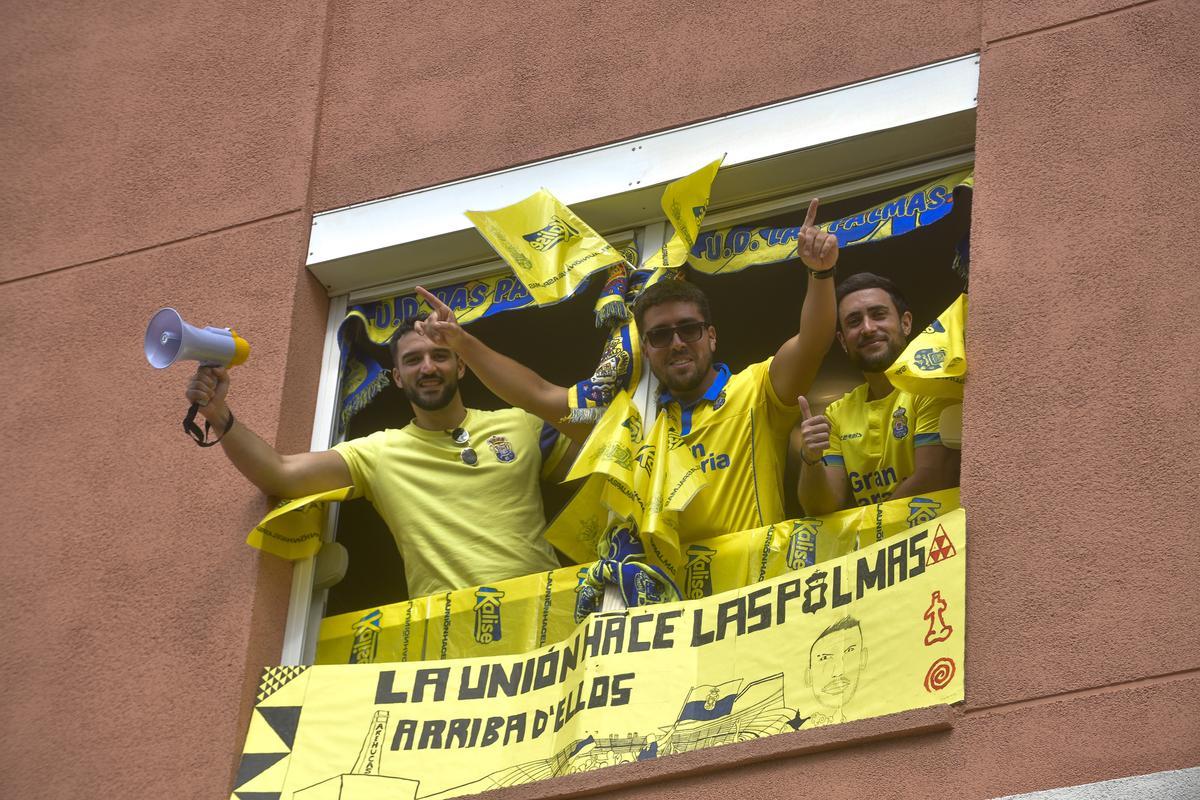 Aficionados de la UD, desde uno de los pisos, que dan a la calle Fondos de Segura el pasado mayo de 2025.