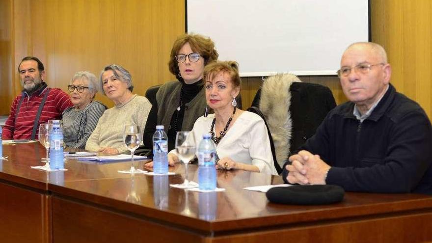 Os participantes na mesa redonda, coa profesora Carmen García-Rodeja, terceira pola dereita.