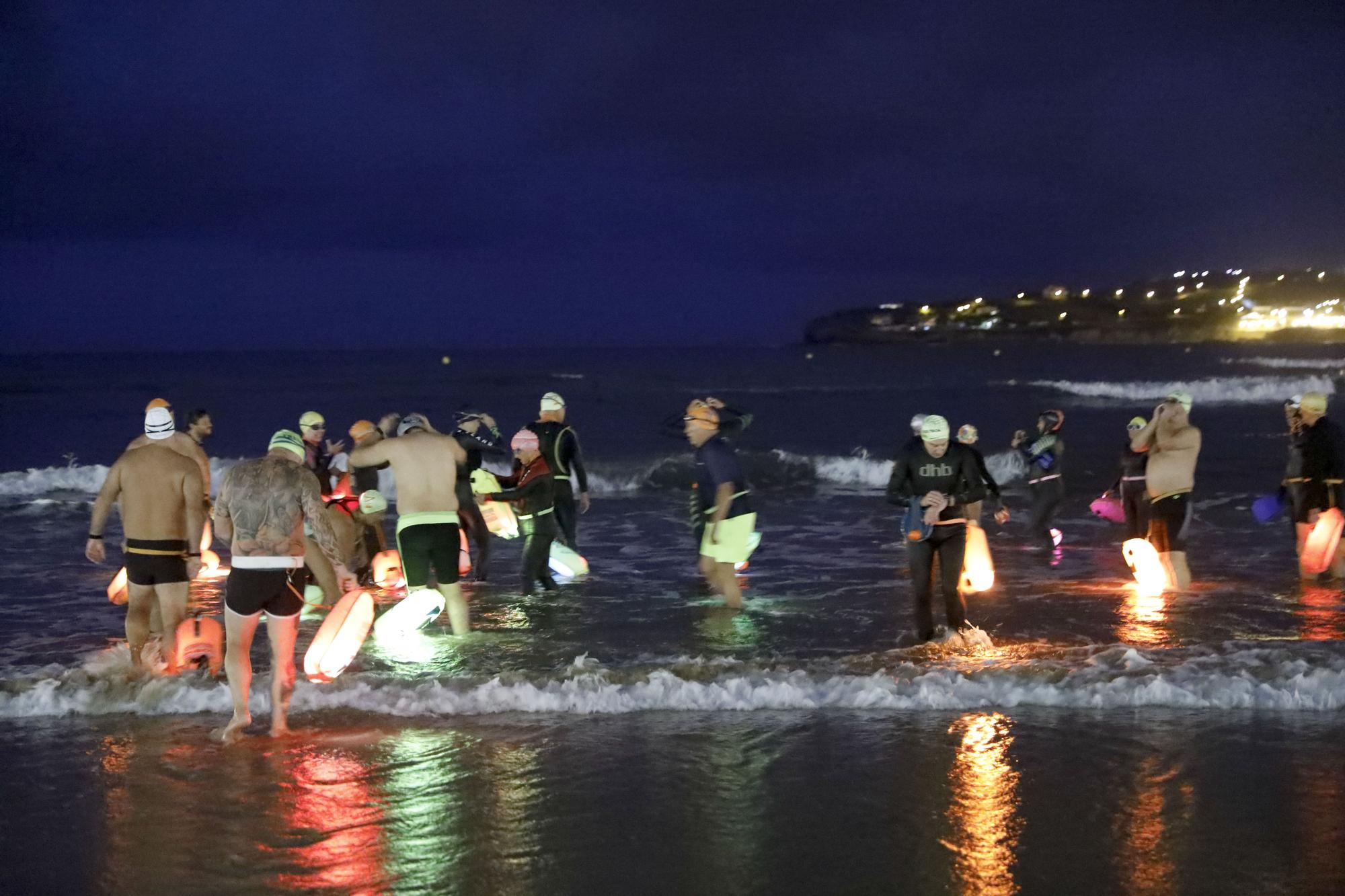 El grupo de bañista "Rampa 2" despide el verano con una travesía nocturna