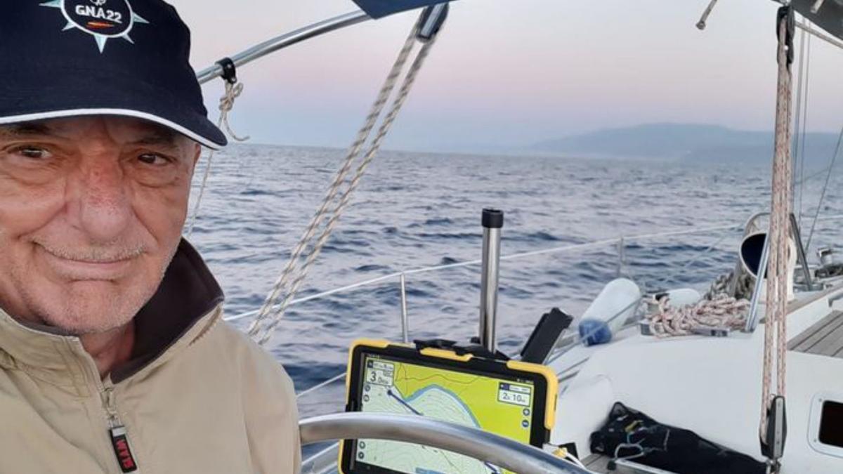 Fernando Navarrete durante una navegación a vela.