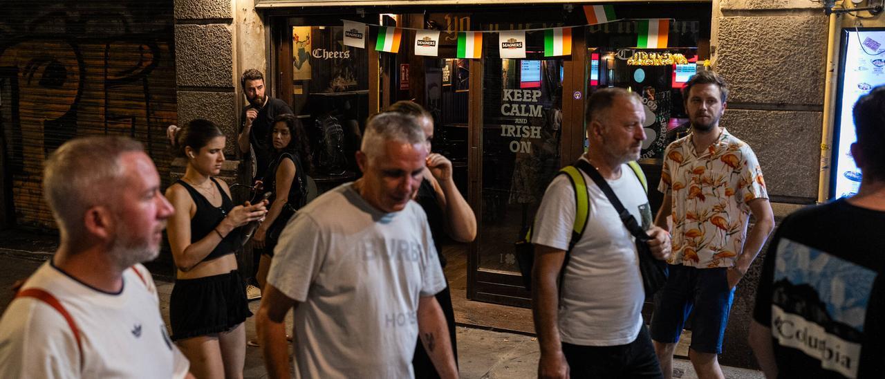Un grupo de turistas frente a un pub de Ciutat Vella, en Barcelona.
