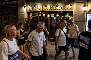 "Una noche salvaje": las 'rutas de borrachera' prohibidas en Barcelona resurgen con decenas de anuncios
