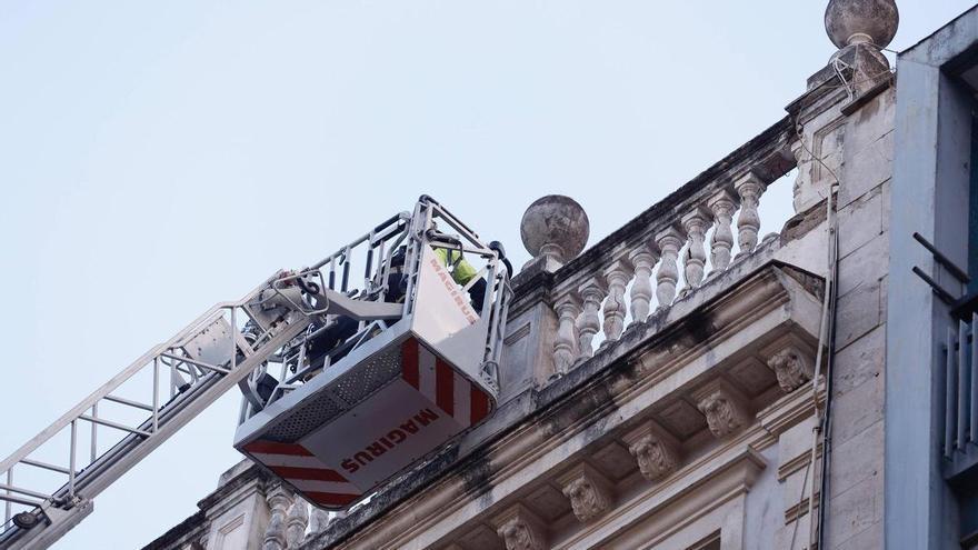 Bomberos actúan por caída de cascotes en el Centro