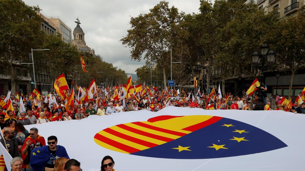 Miles de personas han participado en una marcha en Barcelona en defensa de la unidad de España.