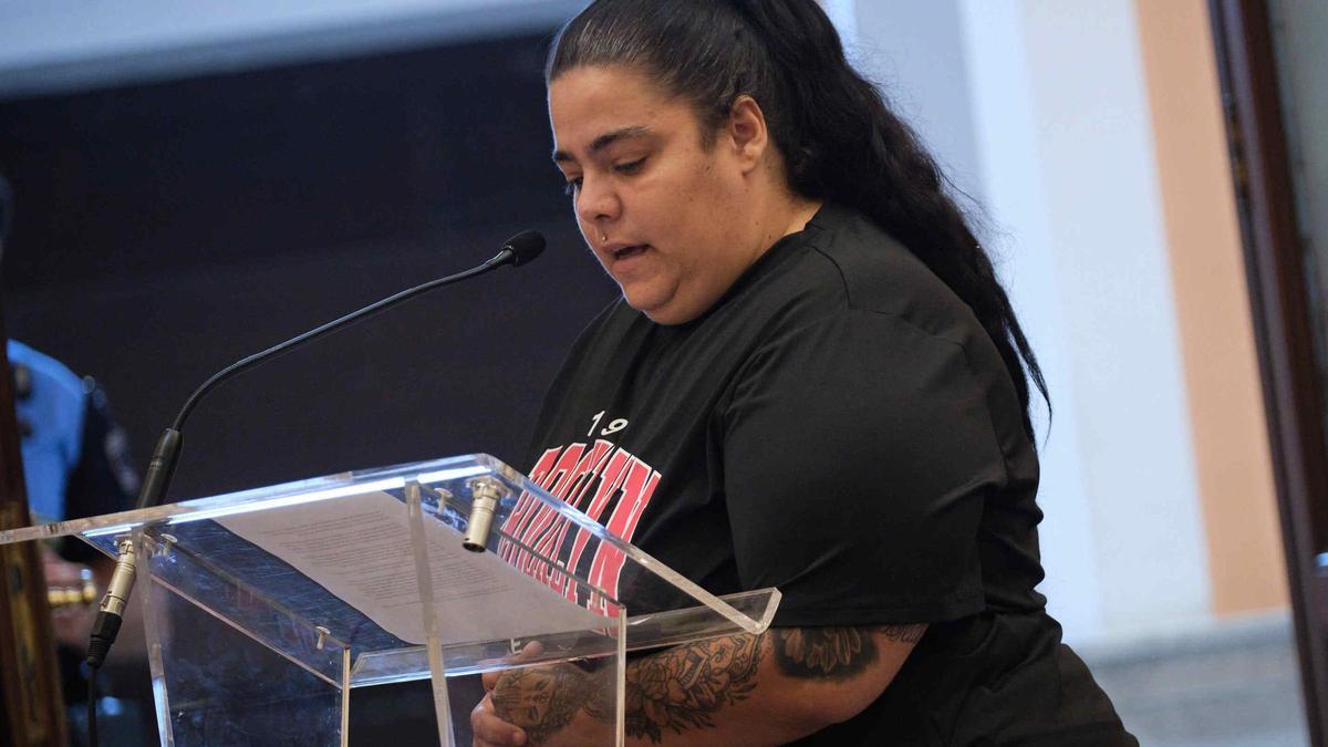 Nadia Castro, madre de dos hijas y en situación de vulnerabilidad, en su intervención en el Ayuntamiento.