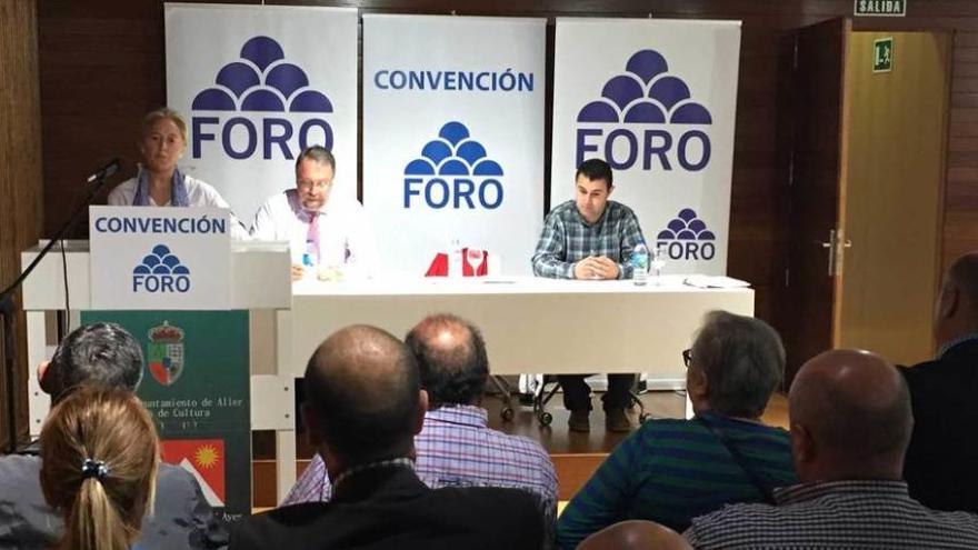 Cristina Coto, junto a Isidro Martínez Oblanca y Pablo González.