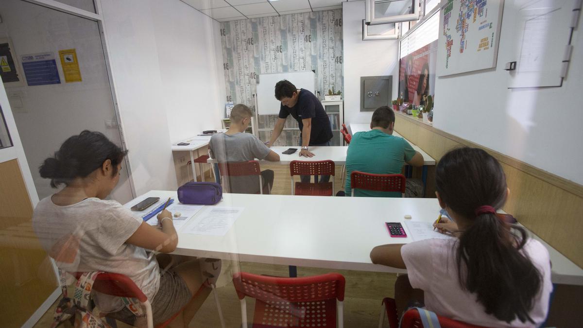 La academia San Marcos de Alicante, con solo cuatro alumnos en una clase.