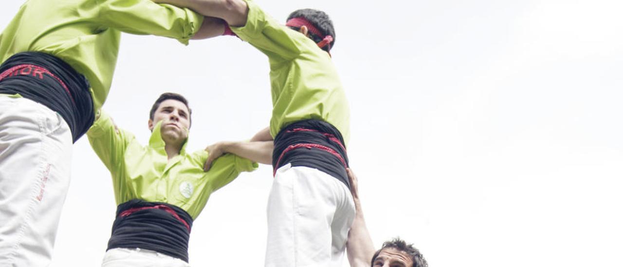 Dani Rovira, haciendo de casteller en &quot;Ocho apellidos catalanes&quot;. // Upi