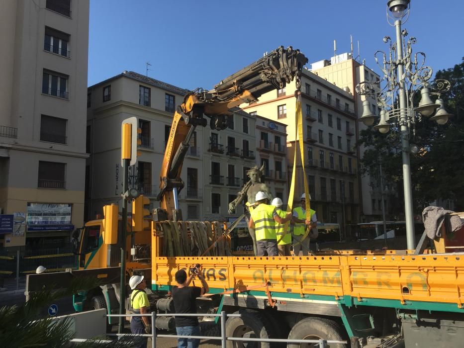 Desmontaje de la escultura 'Alegoría del Trabajo' del monumento de Larios.