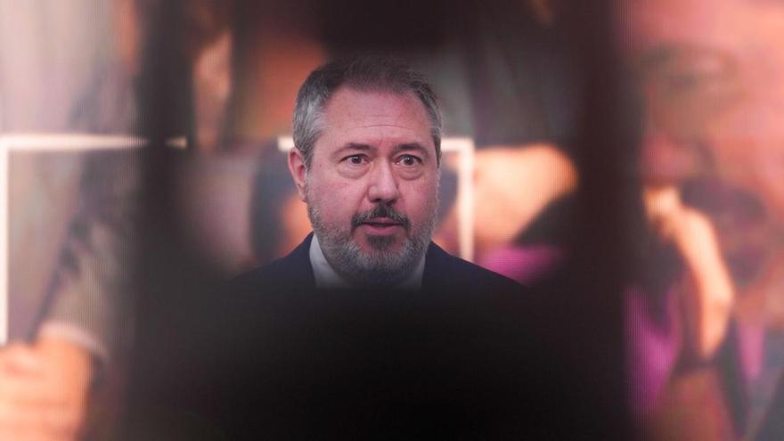 Espadas se despide a lo Trudeau y la era Montero empieza en el PSOE andaluz