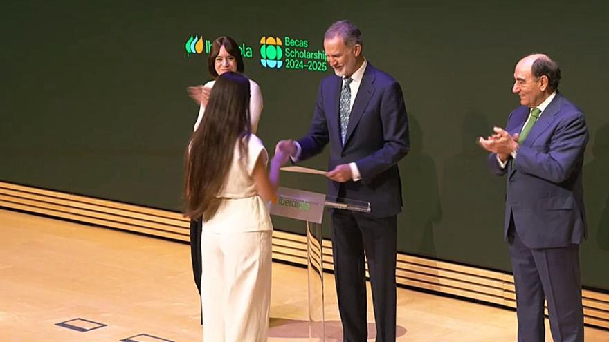 La aragonesa Andrea Cuevas recibe un premio de la mano del rey Felipe VI