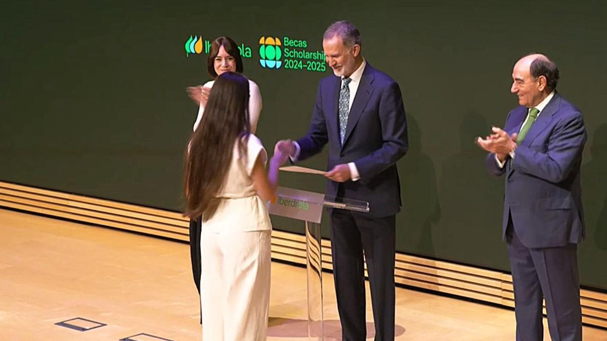 Andrea Cuevas recibe el premio en el acto presidido por el Rey Felipe VI