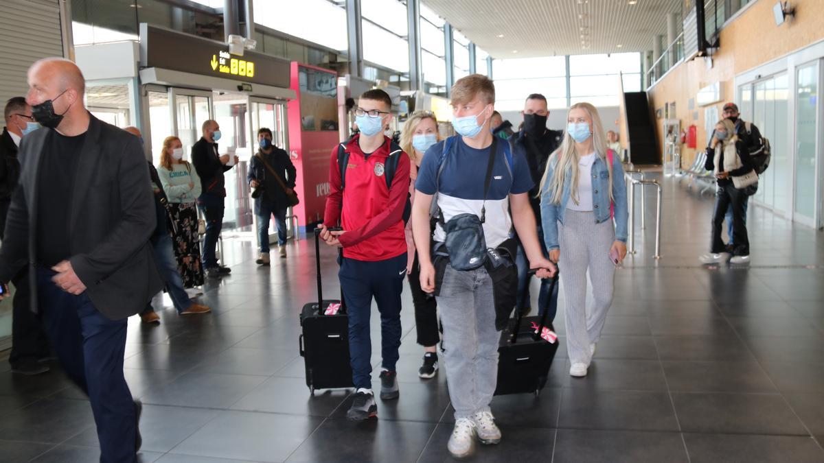 Un grup de viatgers irlandesos arriben a la terminal de l&#039;aeroport de Reus